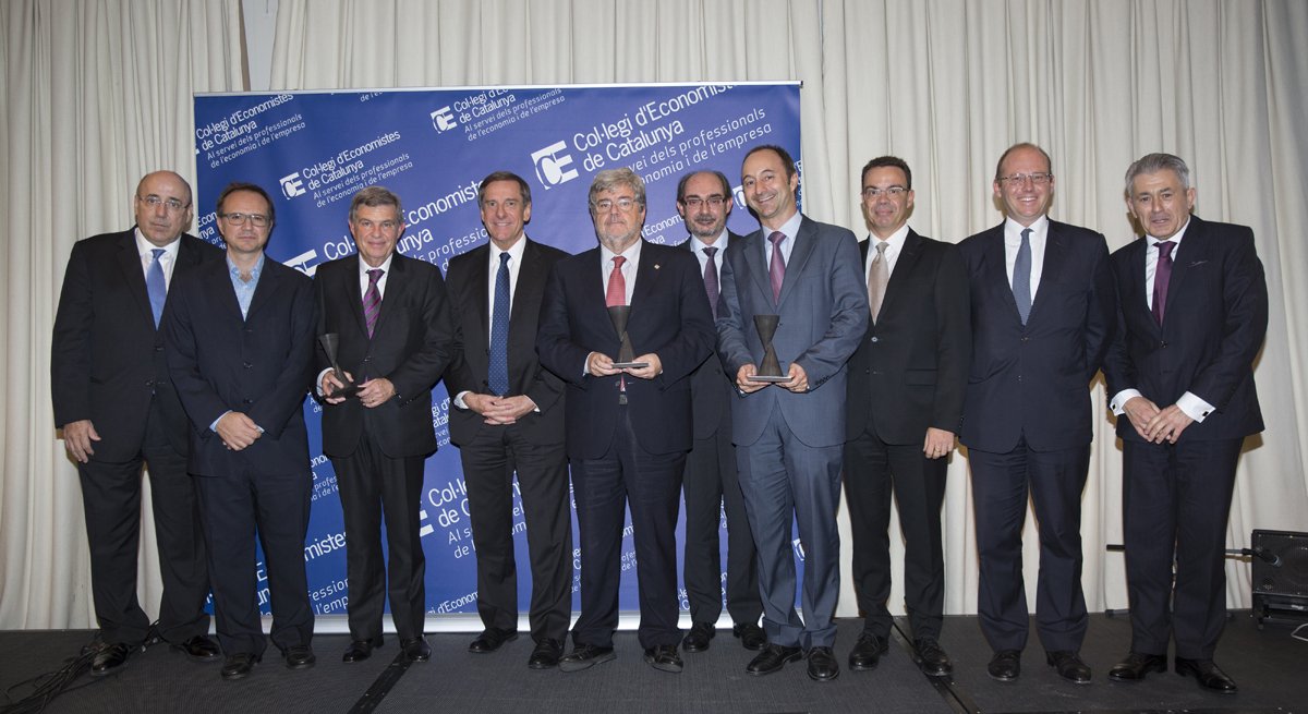 economistescat's tweet photo. Ahir vam fer entrega de diversos premis al #SoparEconomistes2016. Enhorabona a tots els guardonats! https://t.co/ENW0Tnd62v
