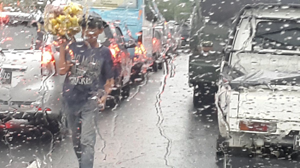 PaulusBWS's tweet photo. Di Jkt tdk perlu Waze a/ Google map u/ tahu kemacetan, cukup pantau apa ada pedagang asongan di tol anda atau tidak. https://t.co/Tia6Fb1YIc