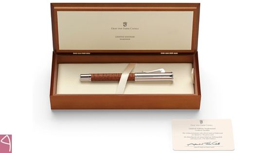 PenIdee's tweet photo. De #ClassicSnakewood heeft een #design dat ervoor zorgt dat de vlammen in het hout goed zichtbaar zijn https://t.co/JL195DYXSj #vulpen #GvFC https://t.co/I3cIMzJdYf