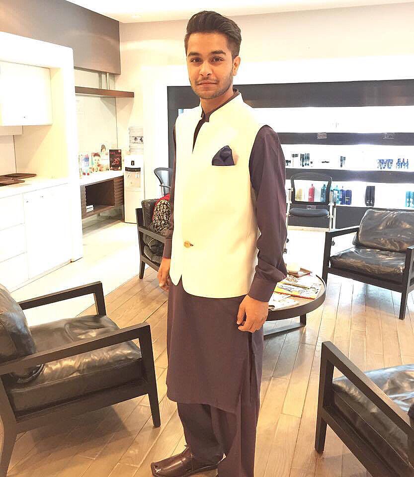 AsimAzharr's tweet photo. Jummah Mubarak! 😊 

Also, #HumStyleAwards are tonight! Hoping for the best.. nominated for 'Best Performer' 🙏🏽 https://t.co/0cvEE80q3p