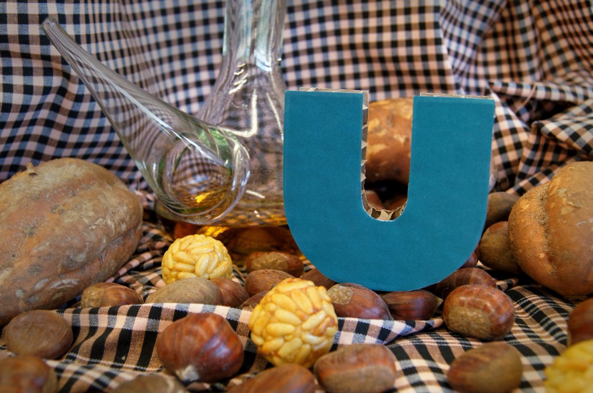 Castanyes, moniatos, moscatell, panellets... Bona castanyada!