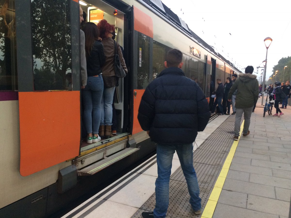 maticatradio's tweet photo. 🔊 [CONTROL CLARET]

"Mai saps per què un tren arriba tard, ningú et dóna cap explicació"

➡️ https://t.co/lEZyXwVdSz https://t.co/UjYyOJAmdB