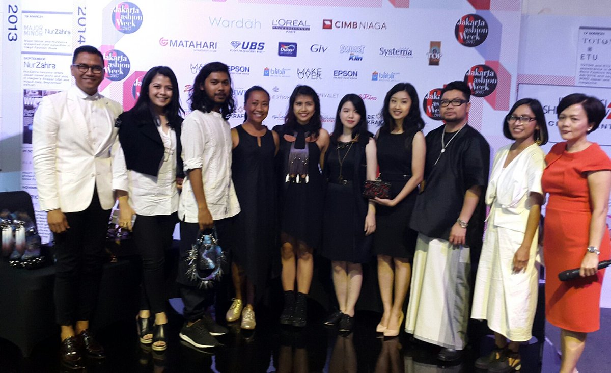 LPAksesori's tweet photo. Sebagai penutup press conference, para juri, CCO Femina @petz09 & empat pemenang #LPA2016 #LPArtAttack foto bersama. https://t.co/Z40NxaCQnO