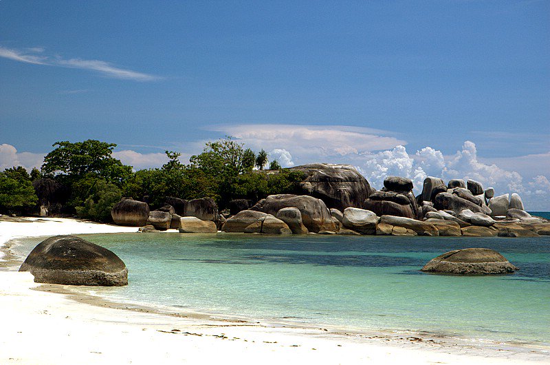 2. Kepulauan Belitung. Biarpun terkenal dgn pertambangan timah putih, pantai di Kepulauan Belitung ini cantik-cantik lho! :D