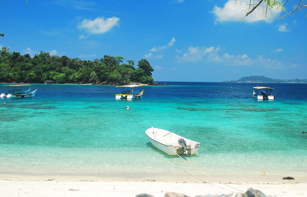 4. Pulau Weh,trletak di ujung barat Indonesia. Salah satu pantai cantiknya adalah Pantai Iboih