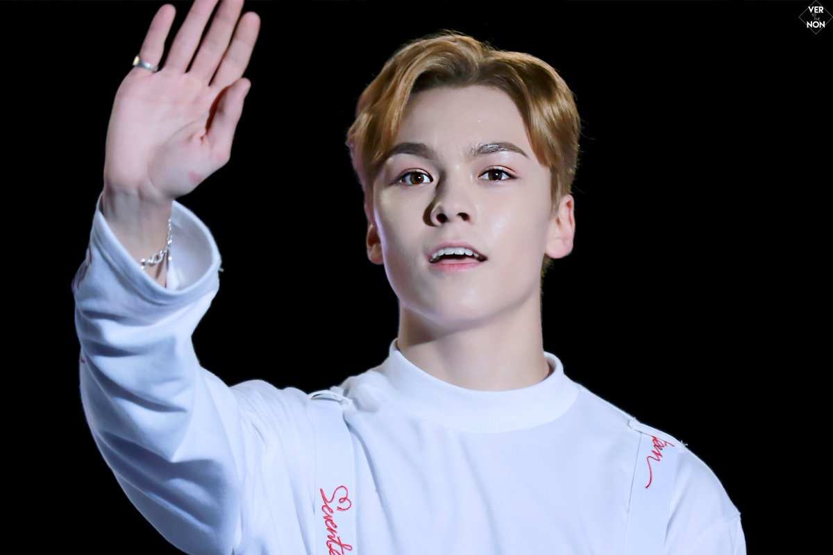 ver_tothe_non's tweet photo. 161008 구미엘지페스티벌💕 옆태도예술이지😆 #세븐틴 #SEVENTEEN #VERNON #버논 #최한솔 https://t.co/sgDnYqSGXI