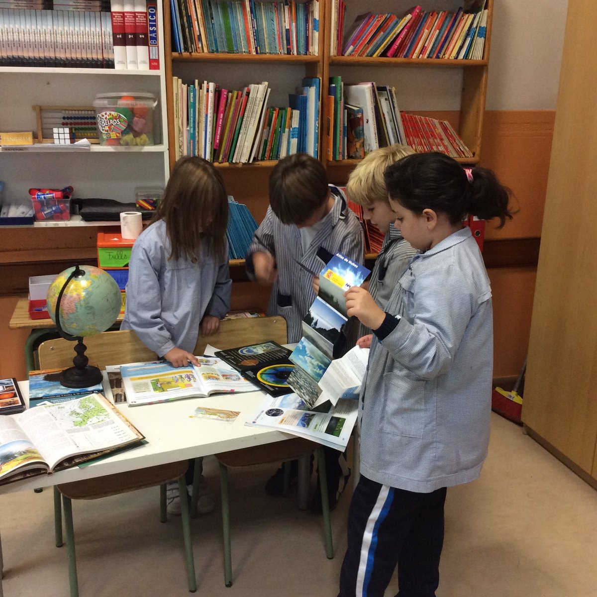 EscolapiesLL's tweet photo. A CM, treballem el projecte Terra
@EscolapiesLL @ampalluria #projecteterra https://t.co/Xr8Eokgox4