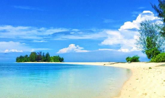 6. Pulau Dodola, letaknya di Maluku Utara.  Serasa ada di salah satu scene Pirates of the Caribbean yaa