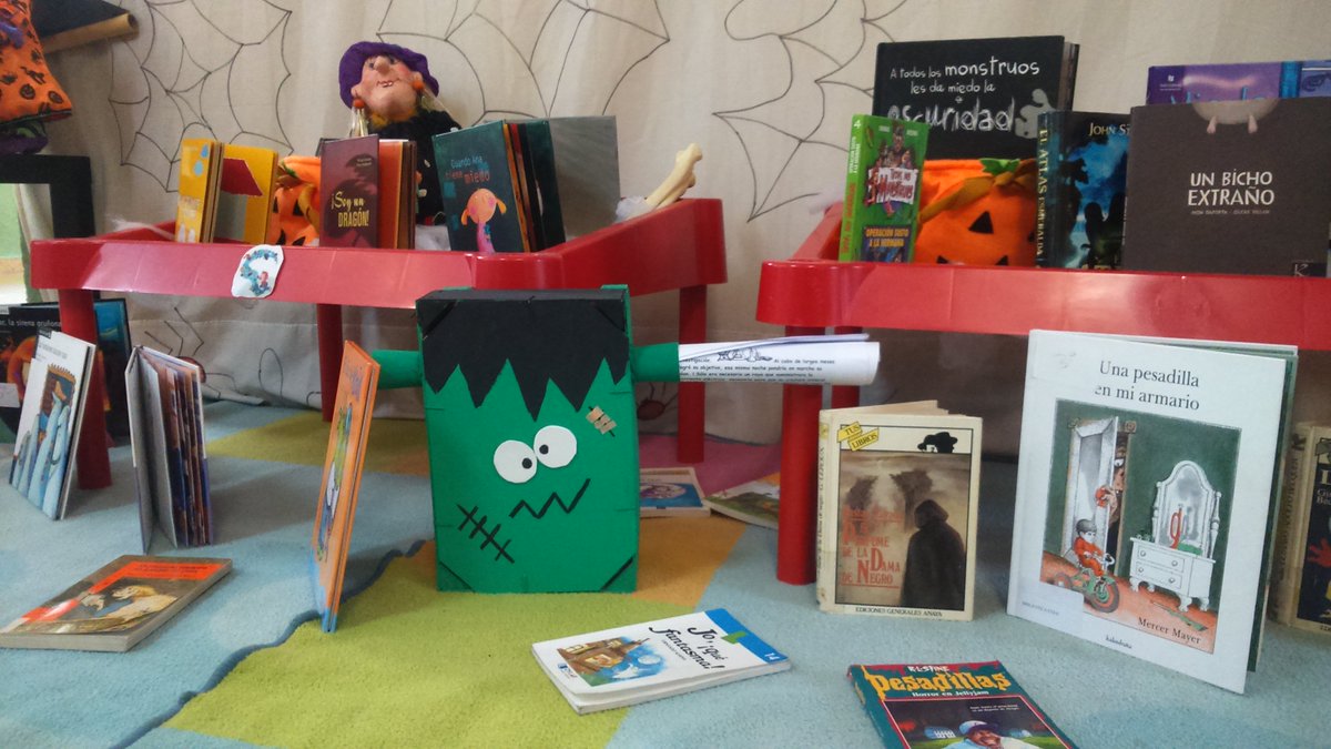 ceipasuncion's tweet photo. Celebramos #halloween leyendo. Una biblioteca terrorífica y muy muy divertida. #megustanloslibros. https://t.co/1IykfVVoK4