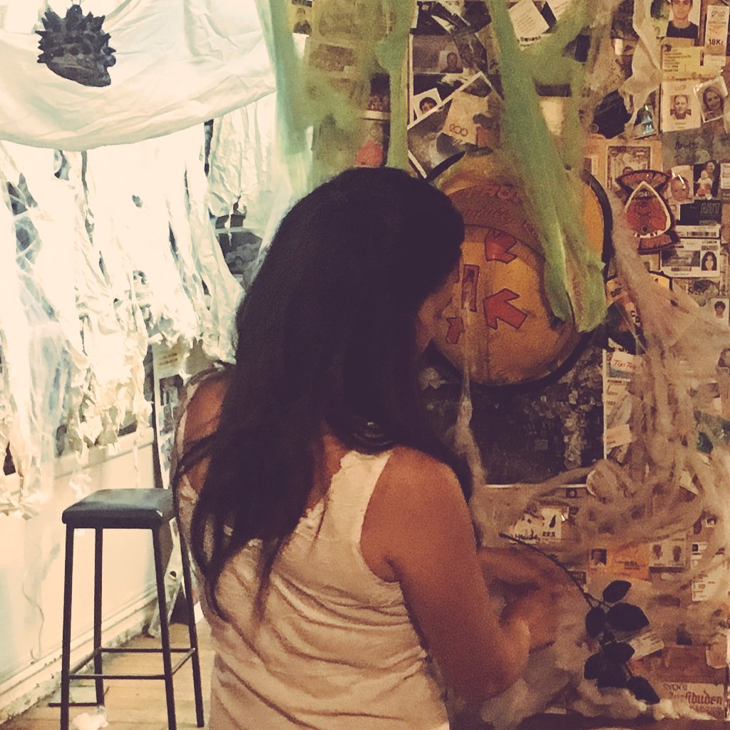 lija's tweet image. Yeah... so today we found ourselves in this situation where we were decorating a local pub for Halloween... #randommoments #teararoa #puhoi