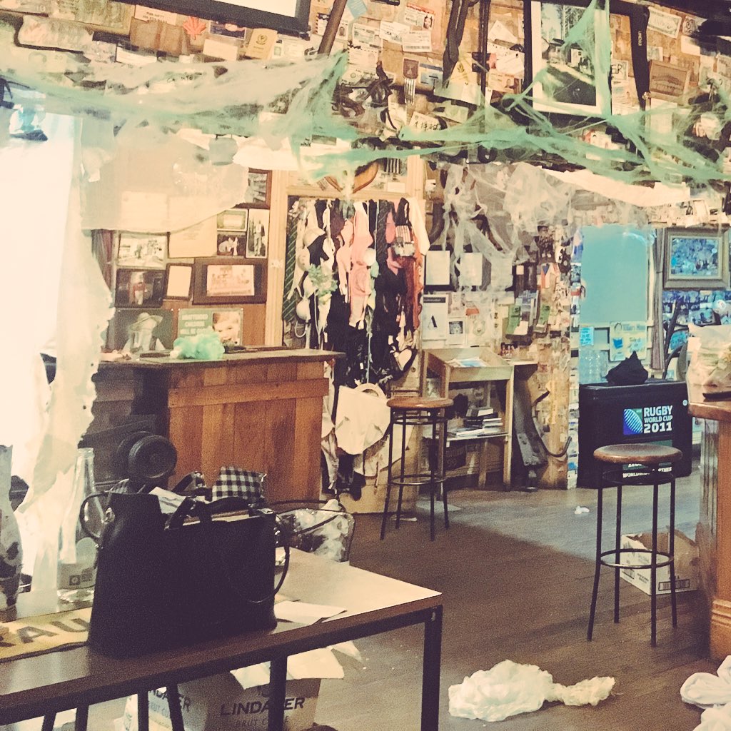 lija's tweet image. Yeah... so today we found ourselves in this situation where we were decorating a local pub for Halloween... #randommoments #teararoa #puhoi