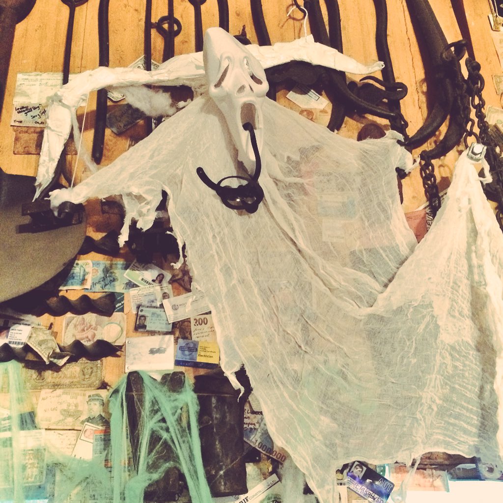 lija's tweet image. Yeah... so today we found ourselves in this situation where we were decorating a local pub for Halloween... #randommoments #teararoa #puhoi