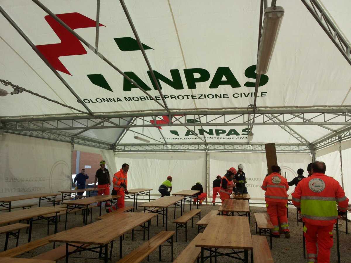 Anpasnazionale's tweet photo. Terminato l'allestimento della tensostruttura a #Norcia, il modulo cucina dei volontari #Anpas è pronto per il pranzo https://t.co/Mj49FrM7no
