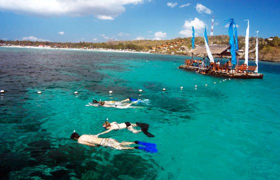 7. Pulau Nusa Lembongan, ada di Bali. Di pulau ini kita bs punya banyak kegiatan kayak snorkeling hingga flyboarding.
