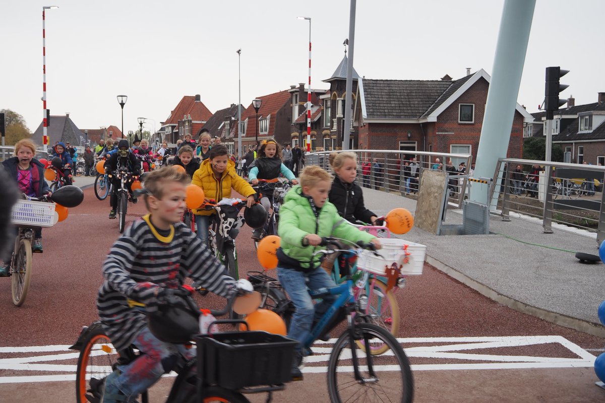 provfryslan's tweet photo. Vanochtend was het feest in #Franeker met @sietskepoepjes: de #stationsbrug is open! https://t.co/RxDDSVwRYl https://t.co/Tmej5cA0dW