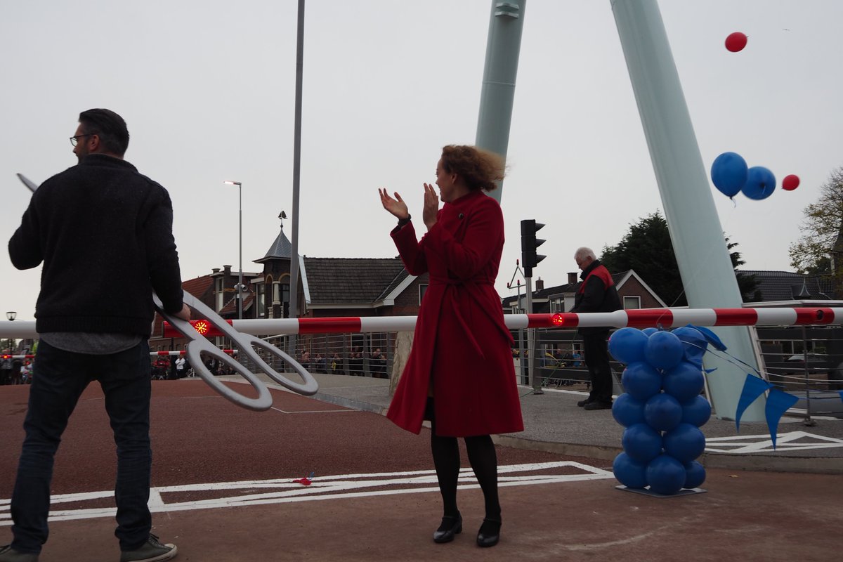 provfryslan's tweet photo. Vanochtend was het feest in #Franeker met @sietskepoepjes: de #stationsbrug is open! https://t.co/RxDDSVwRYl https://t.co/Tmej5cA0dW
