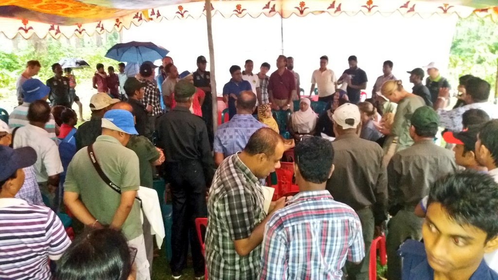 hmirfanullah's tweet photo. Field trip of #RSC13 of @MangrovesMFF started off well in Cox's Bazar ... but got interrupted by rain in Teknaf! @IUCNAsia #Bangladesh https://t.co/e2t7Hx5sly