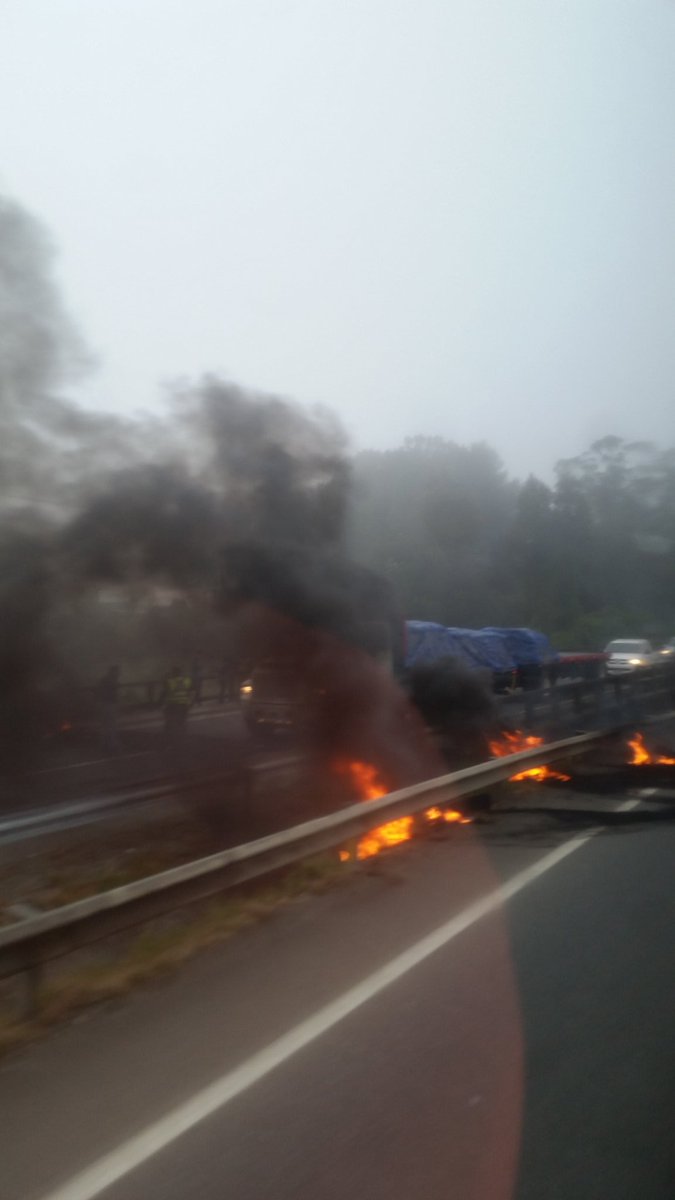 EstaSoyYpunto's tweet photo. #accidente en ruta #5sur #llanquihue #puertomontt #colisionmultiple poca visibilidad #neblina y protesta con quema neumáticos https://t.co/LzRNJXWLL4