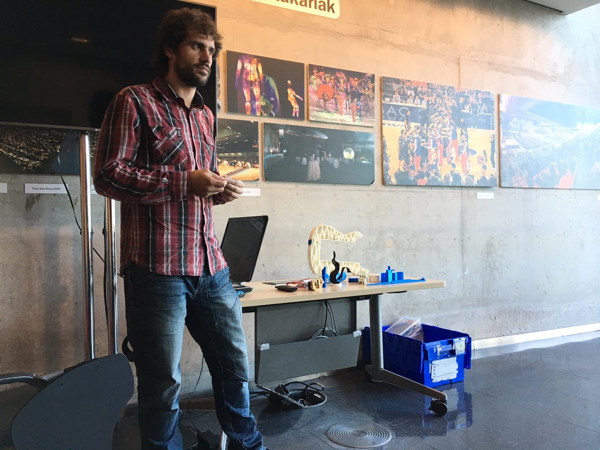 dianagonzalez's tweet image. Aprendiendo de parámetros de impresión 3D con @Plabs3D en @bimehackday #BIMEPro #BIMExpo2016 #bimehackday