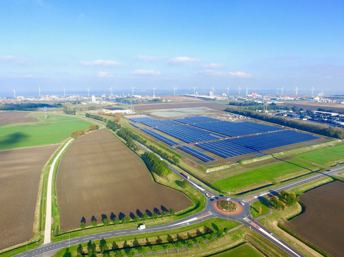 Goed te zien vanuit de lucht! "Bouw grootste NL zonnepark in Delfzijl vordert gestaag" eemskrant.nl/bouw-zonnepane… door <a href="/Eemskrant/">Eemskrant.nl</a> #Zonnepark