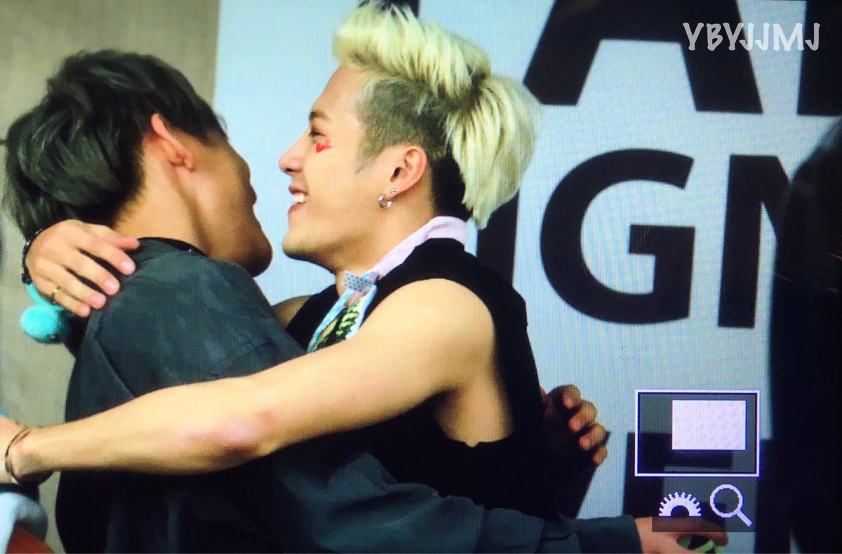 jackbampics's tweet photo. 161028 #JACKBAM such a lovely hug ~! 

 JACKSON, do you miss him? 😭💕 https://t.co/C0Fb9FI9Fd