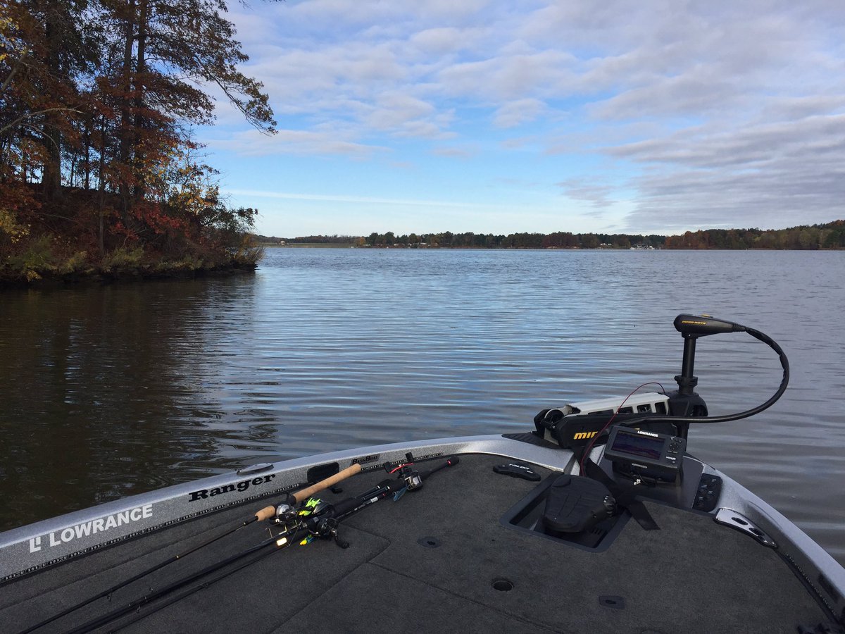scotthatten's tweet photo. Can't beat fall Friday's on the lake! #winterscomming #coldwater #leavesturning #fall2016 https://t.co/fkdehPH28A