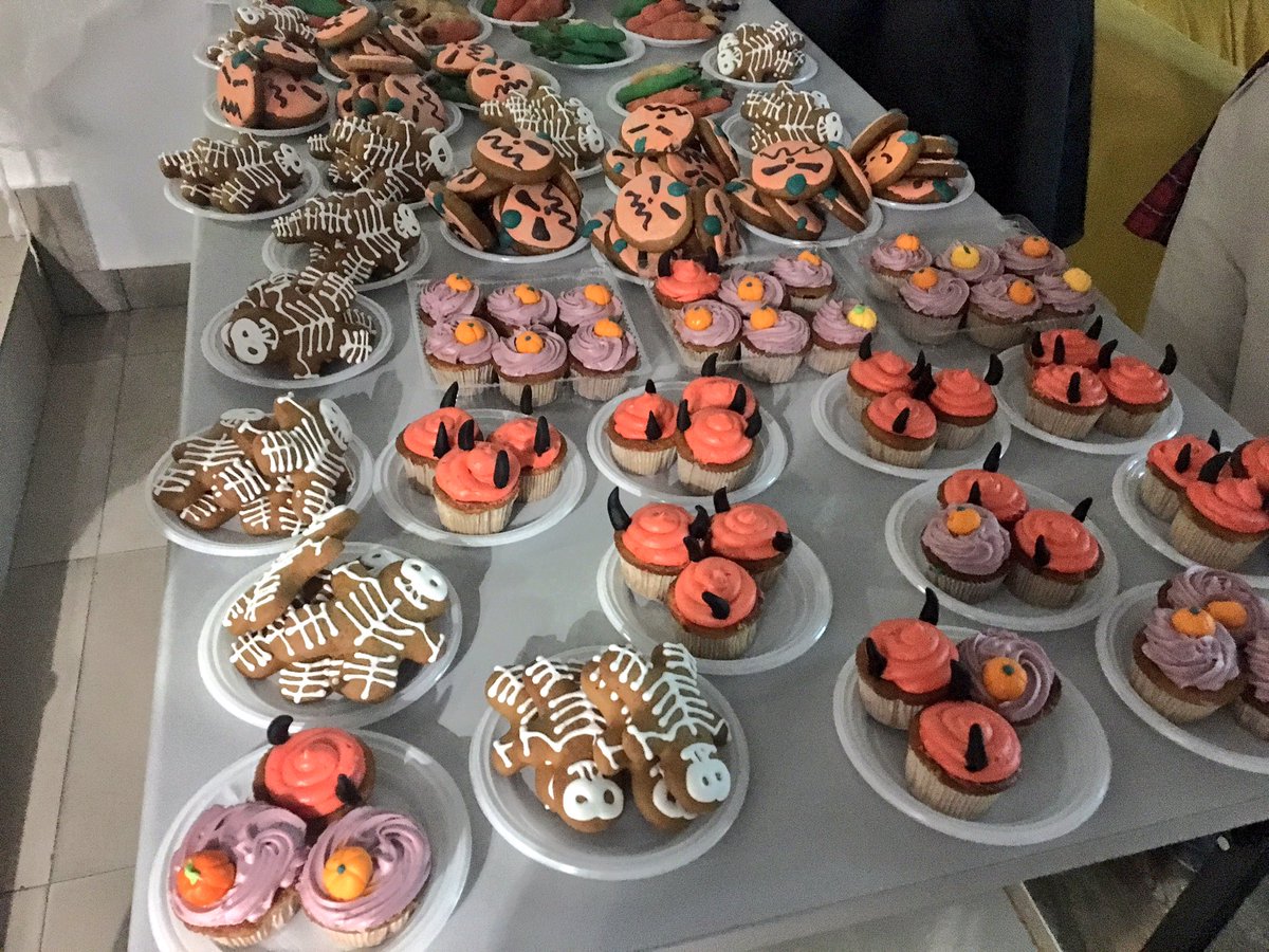 VasilyKirillin's tweet photo. На работе отметили #Halloween #FunDay 👻💀
Столько супер страшно вкусных сладостей 😋
#sinetgroup ❤️ https://t.co/cuQB36tgO3