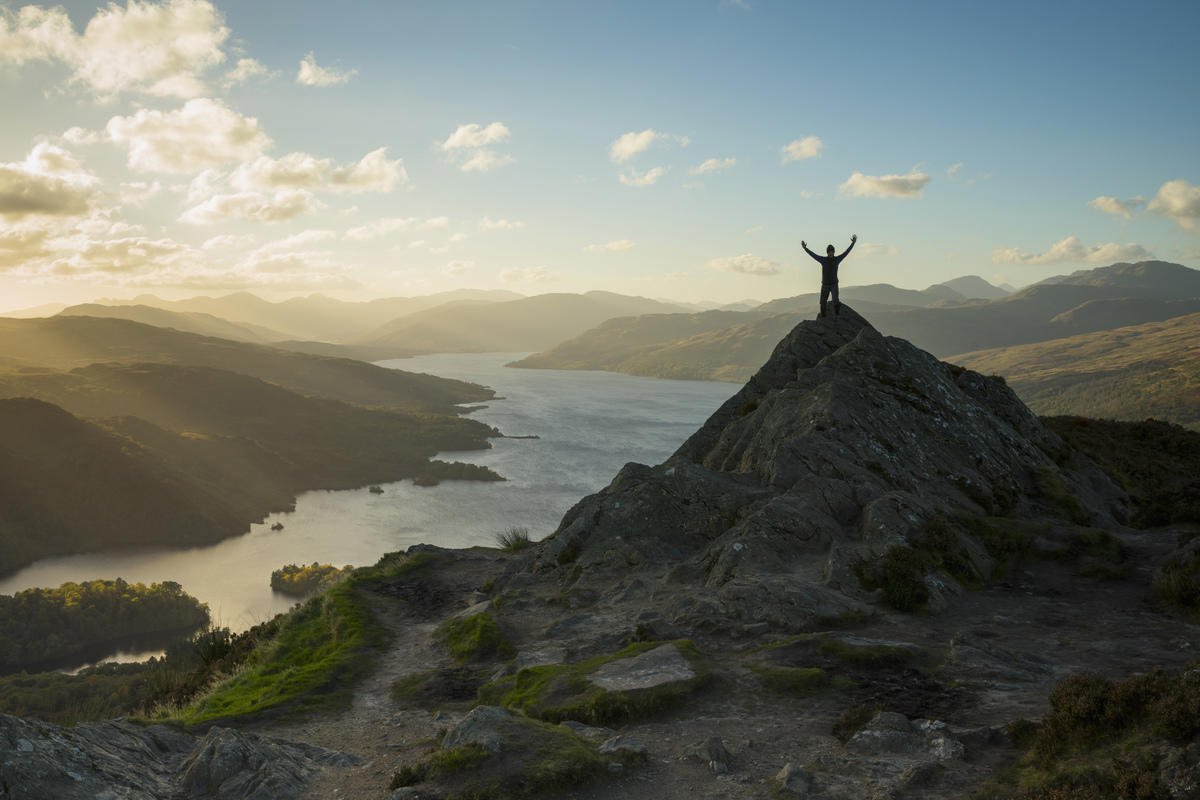 VisitScotland's tweet photo. UK peeps! Don't forget the clocks go back this weekend... what will YOU do with your extra hour? 🕑 📷 Ben A'an, #Trossachs https://t.co/6zUzQgNhgW