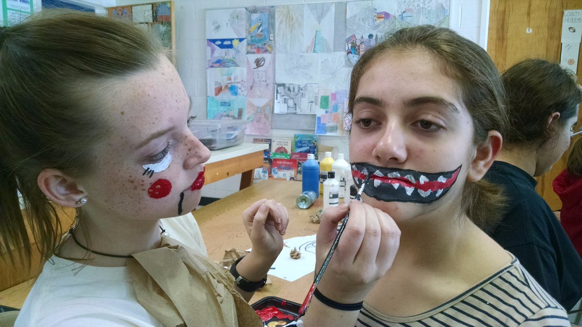 MyrtleGroveMS's tweet photo. Gators working with tempera paint in preparation for the fall festival! #GDATG @sjhighsmith @mcnuggets8500 @MonicaHerrick https://t.co/omXcmReDCZ