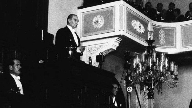 Mavi gözlü adam bağırdı: "Beyler, yarın Cumhuriyet`i ilan ediyoruz"