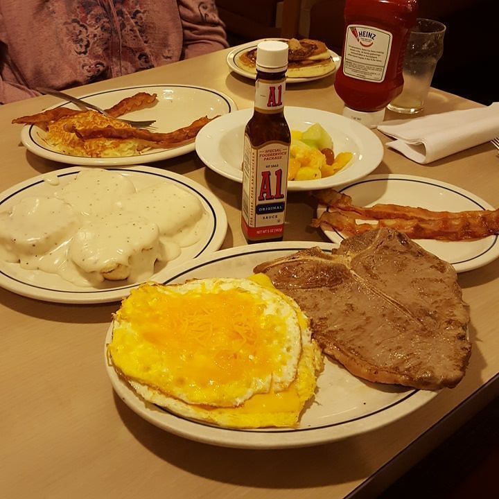 Tiger_Hebert's tweet image. It's moving day, time to fuel up!
#movingprep #newhome #twitter ift.tt/2eU8IgP