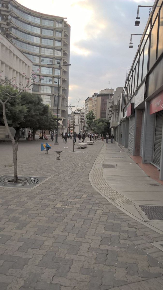 SContrerasB's tweet photo. MADURO
TOMA TU PARO NACIONAL
Caraqueños se suman masivamente al paro,
no hay nadie en la calle!
Así se aplica el 350 https://t.co/NUUtMYtRuJ