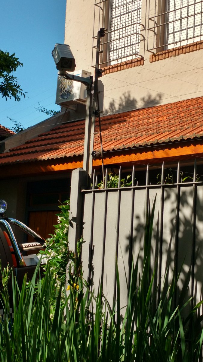 HernanMundo's tweet photo. La casa con más seguridad de toda la cuadra. No bastó. Mataron en V.Lopez al empresario de Editorial Sigmar Roberto #Chwat @poneprimera870 https://t.co/Ohmhpi7Kft