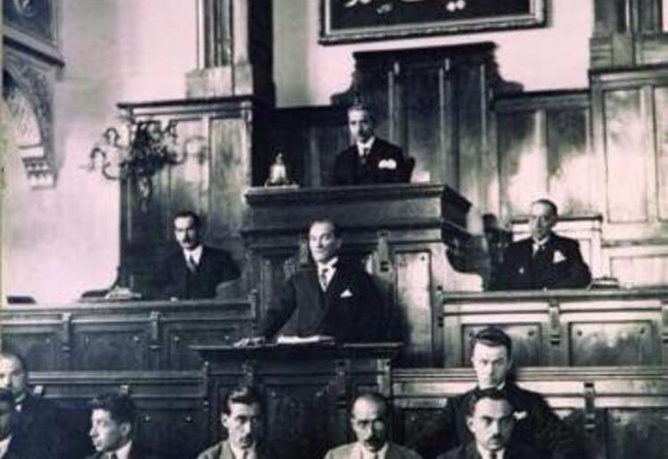 BosDeli's tweet photo. "Efendiler.! Yarın Cumhuriyeti ilan edeceğiz." 
28.10.1923

Gazi Mustafa Kemal Atatürk https://t.co/JQbs9sCU85