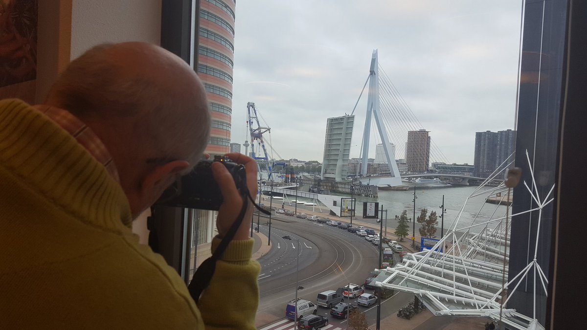 Een belangrijke onderbreking van #metrocov, een gekke boot door de Erasmusbrug. Die moet natuurlijk op de foto!