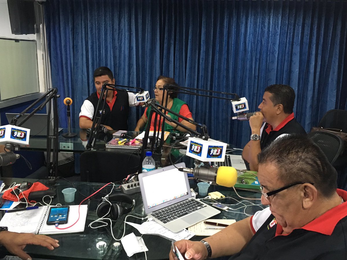 esevillavo's tweet photo. #AEstaHora Continuamos en el Informativo de la  @SuperStacionFM 98.3 con la gerente encargada de la @esevillavo, Carmen Sofía Motta. https://t.co/CdSKoi5b9h
