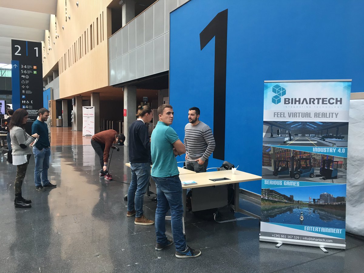 BICAraba's tweet image. Probando la #RealidadVirtual y #AR con @bihartech en el @bimehackday :)