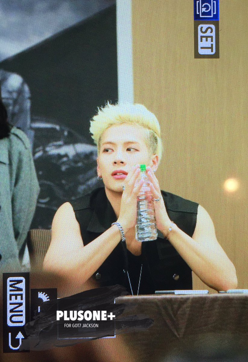 PlusOne_0328's tweet photo. [PRE]161028 신도림 팬사인회  😍😍😍😍😍 #잭슨 #갓세븐 #Jackson #GOT7 #王嘉爾 #TURBULENCE #하드캐리 https://t.co/y5y0lyiDnI