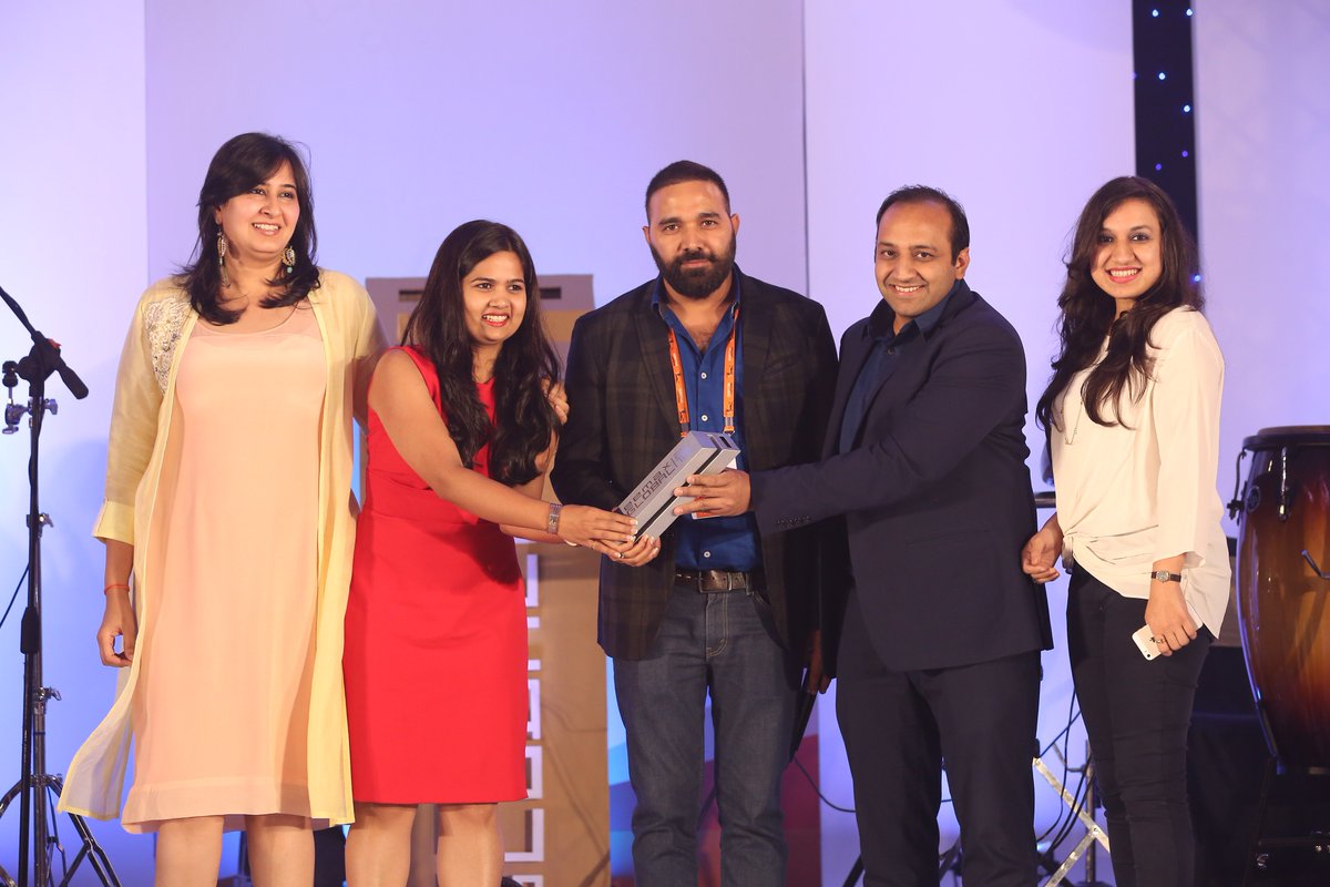 OfficialTMTM's tweet photo. The founder of #TMTM @tarsame presenting an award at the #EEMAXGLOBAL 2016 #Mumbai @Deepak_eventcap @rajeevjainrashi https://t.co/tfSKu1Zp84