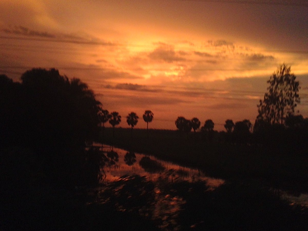 airoholic's tweet photo. One of the best sunsets I've ever seen. #sunset #travel #solotravel #worldtraveler #worldtravel #wanderlust #backpacking #cambodia https://t.co/WbPtD9nIKe