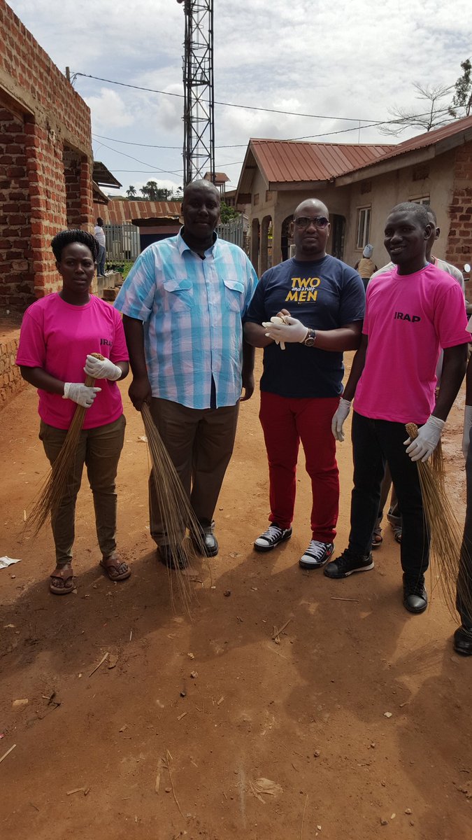 upmra's tweet photo. UPMRA JOINS KCCA IN A COMMUNITY CLEAN UP EXERCISE.
UPDF and Police were fully in participation.It was amazing at Mulimira zone in Kamwokya. https://t.co/kLj9lp2zZx