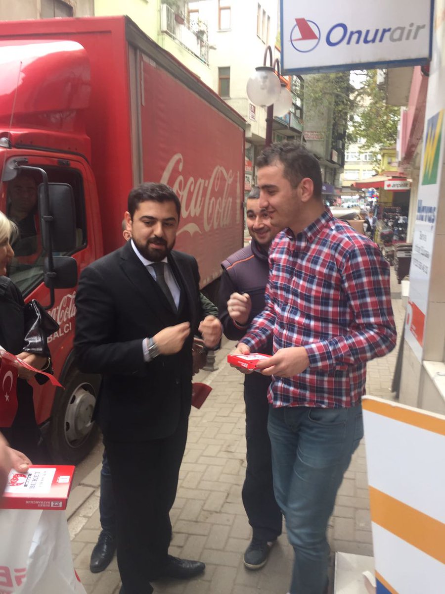 chpFatsailce's tweet photo. 29 ekim Cumhuriyet Bayramı etkinliğimizde esnafımıza iş yerleri için bayrak halkımıza balon ve bayrak dağıttık. https://t.co/IiBxqONl8j