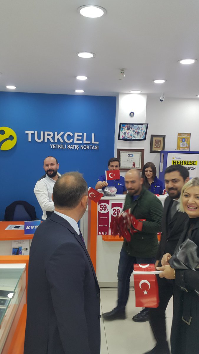 chpFatsailce's tweet photo. 29 ekim Cumhuriyet Bayramı etkinliğimizde esnafımıza iş yerleri için bayrak halkımıza balon ve bayrak dağıttık. https://t.co/ufDWcuwizU