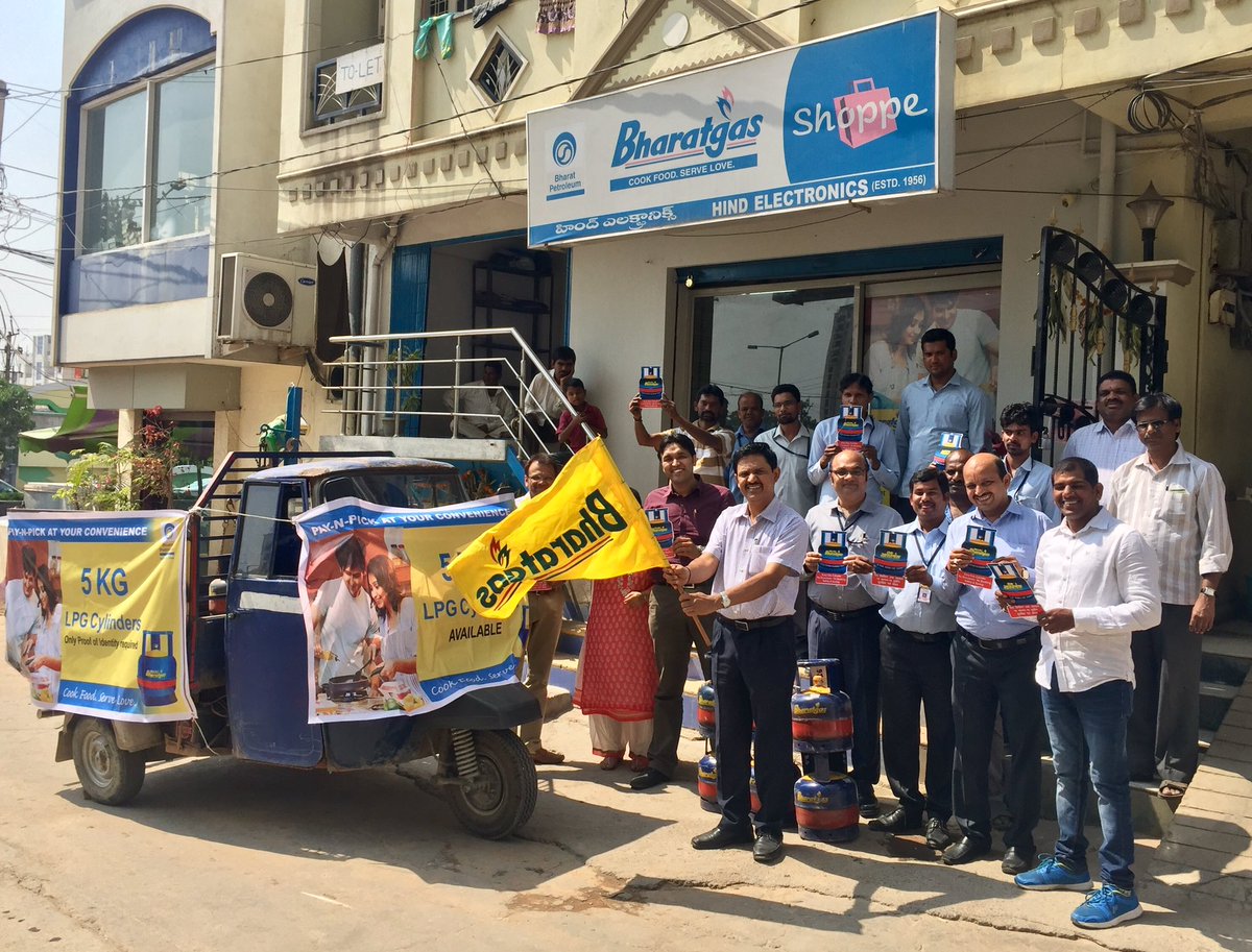 pariktwits's tweet photo. @BPCLHyderabad #5kg express vehicle flagged off at #hindelectronics by TM. Mr. Dhanapal. https://t.co/3s3WoWGQME