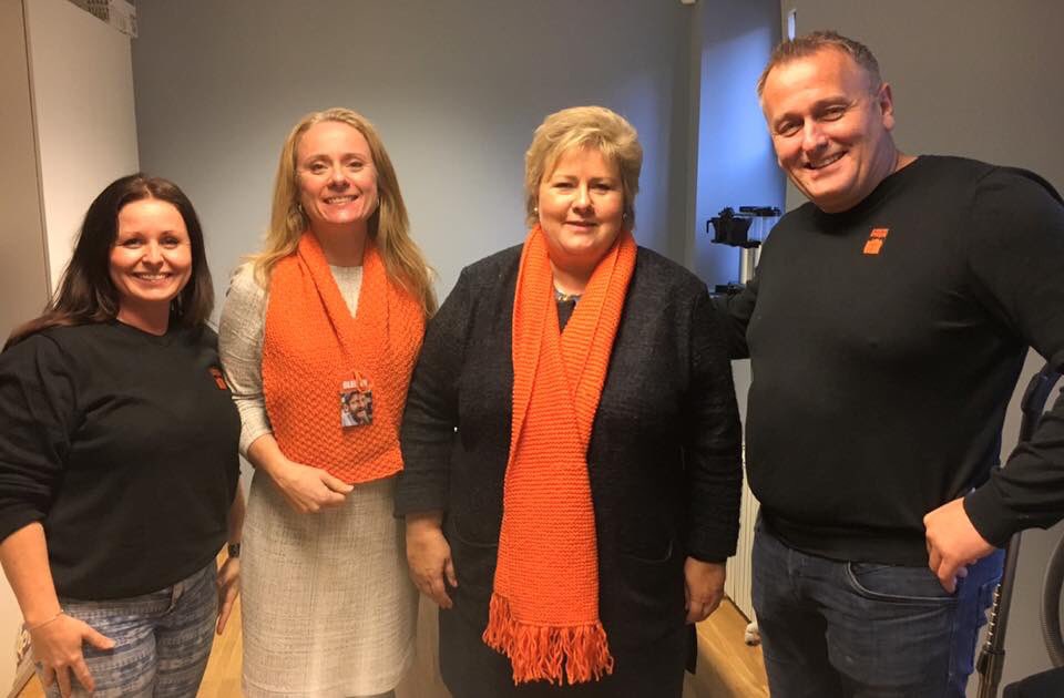KirkensBymisjon's tweet photo. Statsminister @erna_solberg tjuvstartet juleaksjonen i går. 1.nov går vi alle med oransje skjerf for å vise at vi ønsker et varmere samfunn! https://t.co/md1yTgeK7X