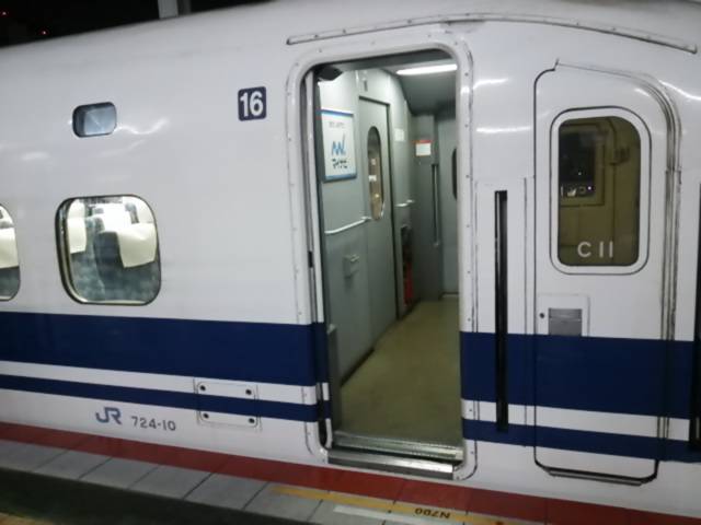 kodama682a's tweet photo. 岡山から、ひかり482号!
岡山始発の東京行きのひかり最終便!
な、な、なんと!!
B編成と思っていたら、またまた東海のお古のC編成に会えました!☺😄✌🎶
C11です!
テンションUP!♪
182号混んでたしよかった💦
#700系C11編成
#700系西日本C編成
#482A https://t.co/gWAPuz7yfB