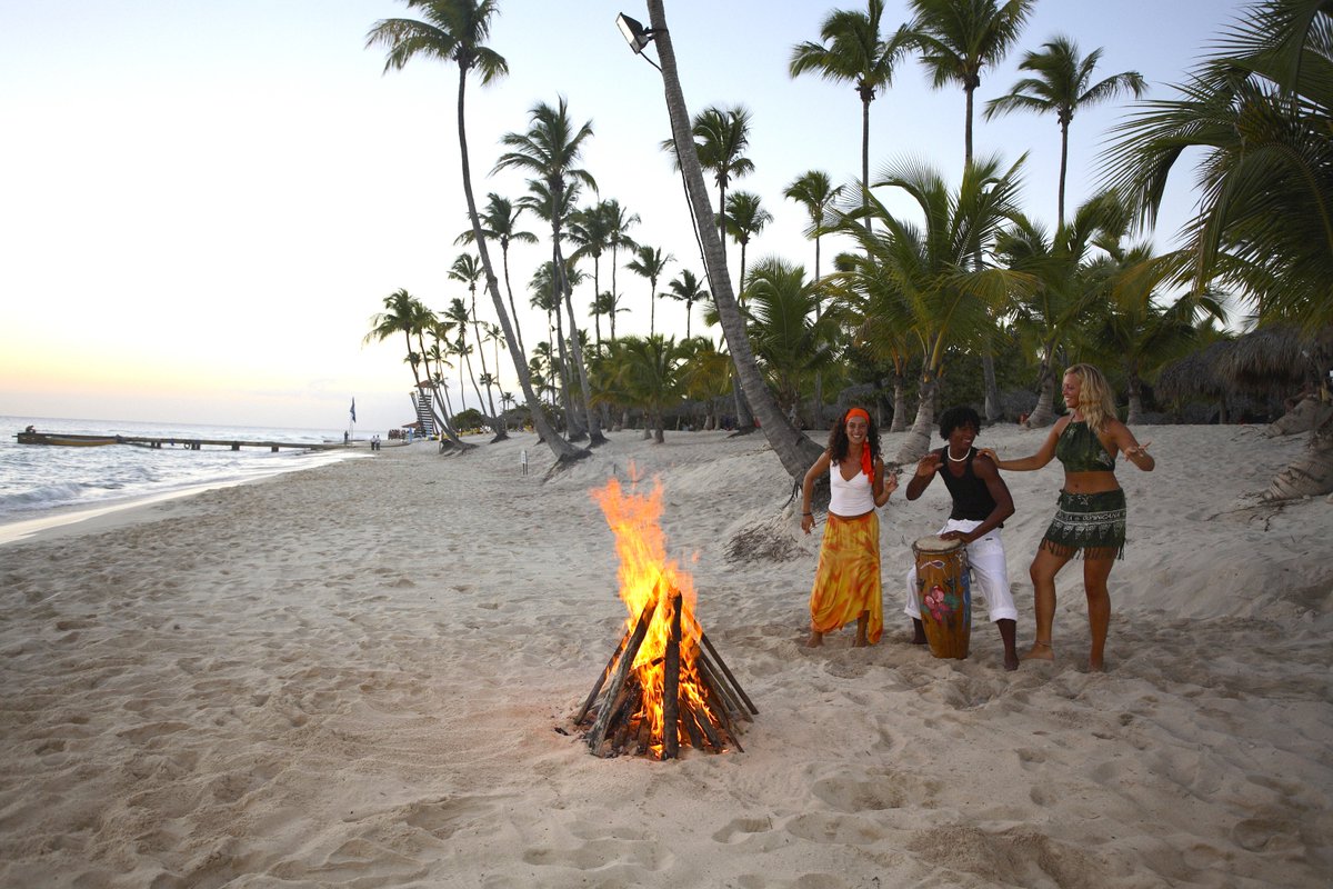 TurismoRD's tweet image. Les deseamos un alegre y colorido fin de semana, lleno de gente y lugares por descubrir. #FelizViernes #BayahibeLoTiene #RDLoTieneTodo