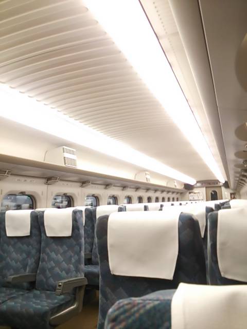 kodama682a's tweet photo. 窓に映るC11ちゃん(^-^)🎵
内装も綺麗にほんとされてます❗(*^^*)
岡山18:23発、あっという間の、新大阪までの1時間15分でした!
#700系C11編成
#700系西日本C編成
#482A https://t.co/YMwq5X8UiL