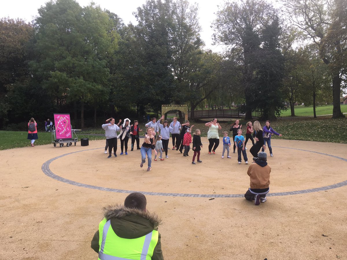 vmortgm12's tweet photo. Fantastic dance in Walker Park today #doordancewave @HelixArts @fertilegroundNE https://t.co/aDNCPYWIuY