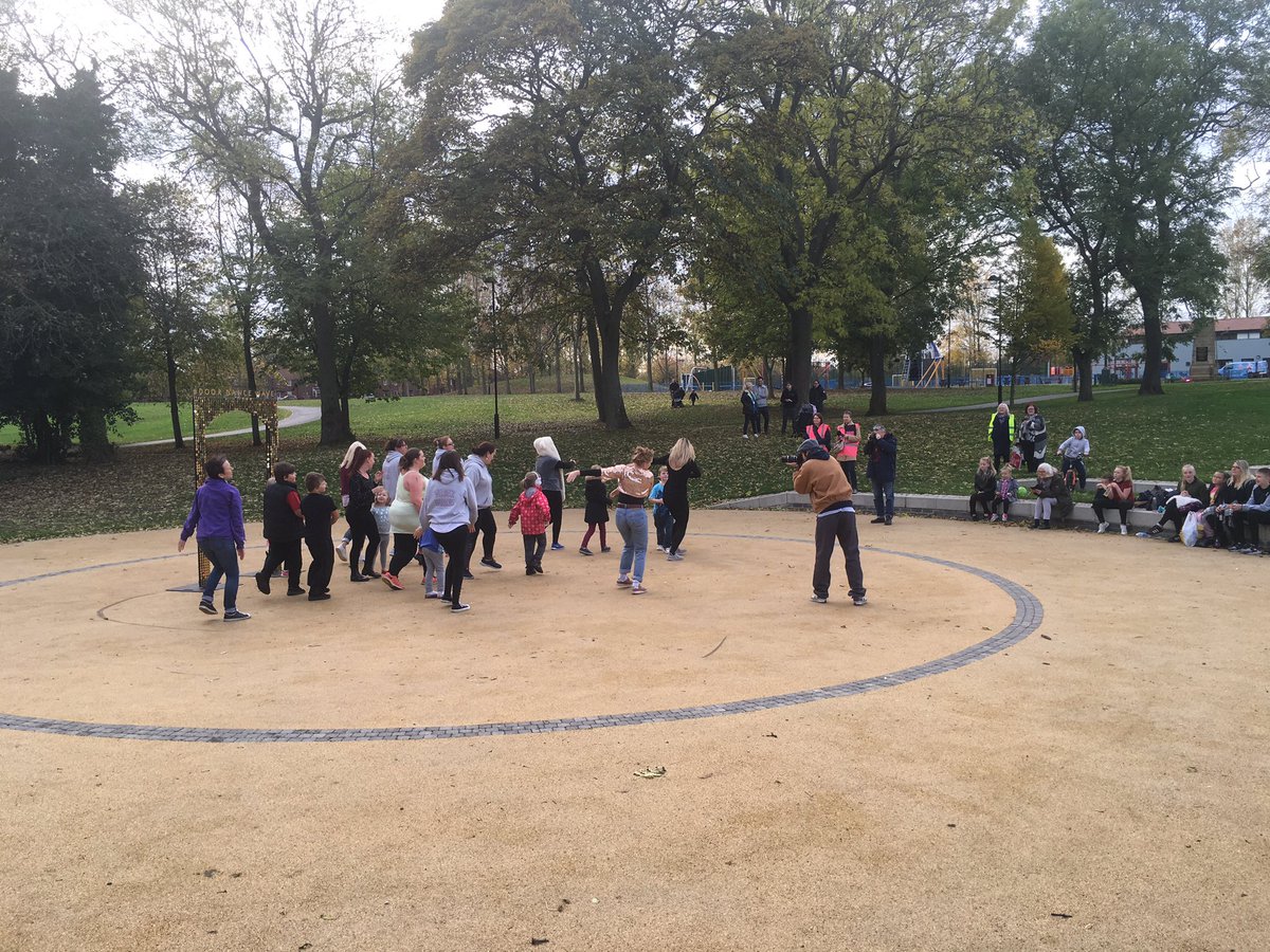 vmortgm12's tweet photo. Fantastic dance in Walker Park today #doordancewave @HelixArts @fertilegroundNE https://t.co/aDNCPYWIuY